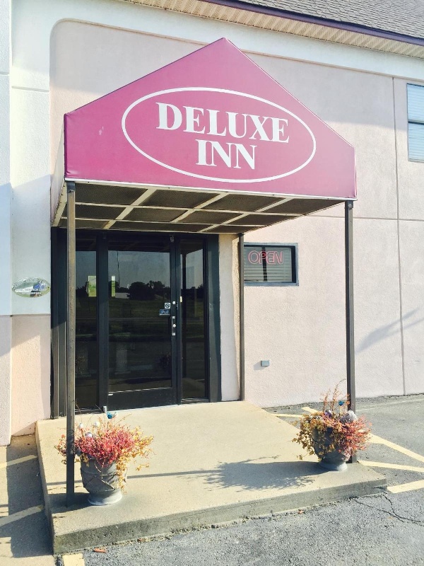 Deluxe Inn image 1
