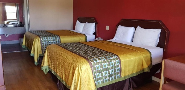 Deluxe Inn image 11