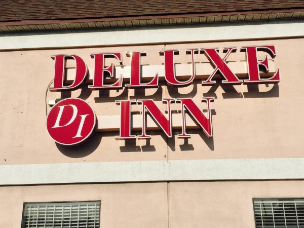 Deluxe Inn image 16