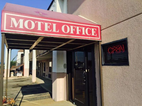 Deluxe Inn image 17