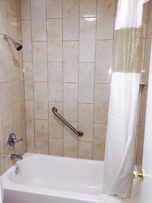 Deluxe Inn image 24