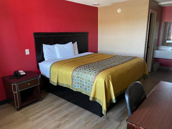 Deluxe Inn image 3