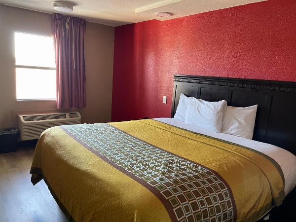 Deluxe Inn image 4