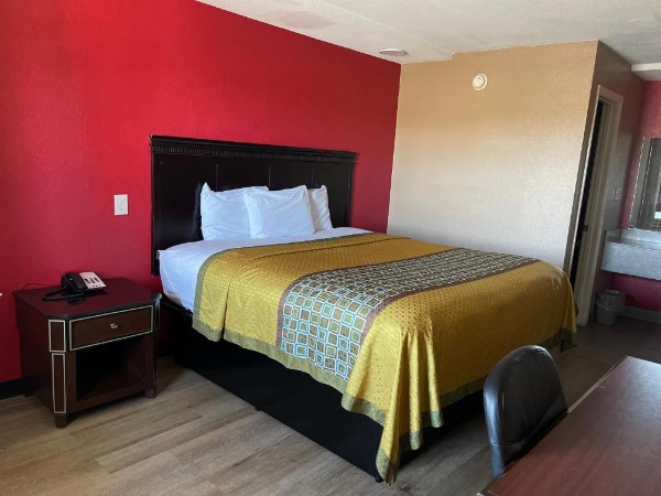 Deluxe Inn image 5