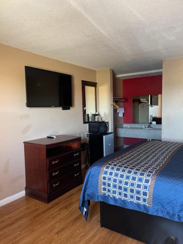 Deluxe Inn image 8